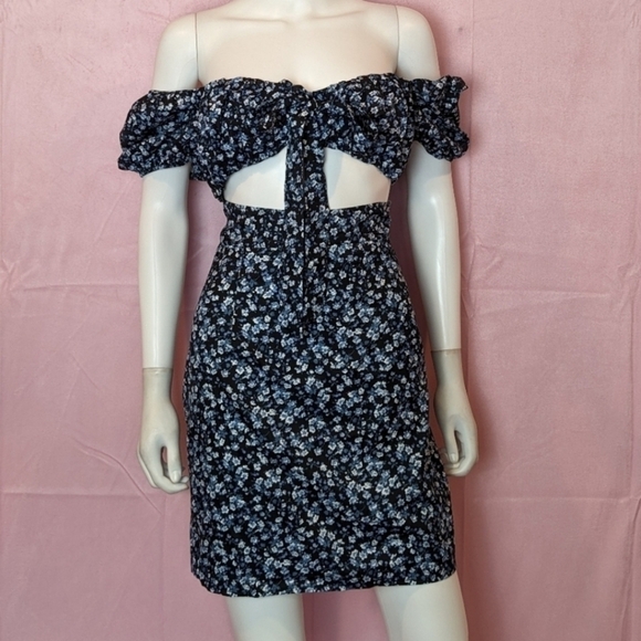 PrettyLittleThing Floral Blue Puff Sleeve Cut Out Front Mini Dress size 10 - Picture 1 of 7